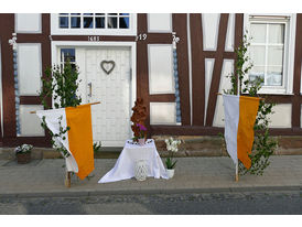 Fronleichnamsaltäre in den Naumburger Straßen (Foto: Karl-Franz Thiede)